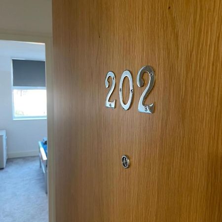 #0202 One Bedroom Serviced Apartment-Free Parking Derby Exteriér fotografie